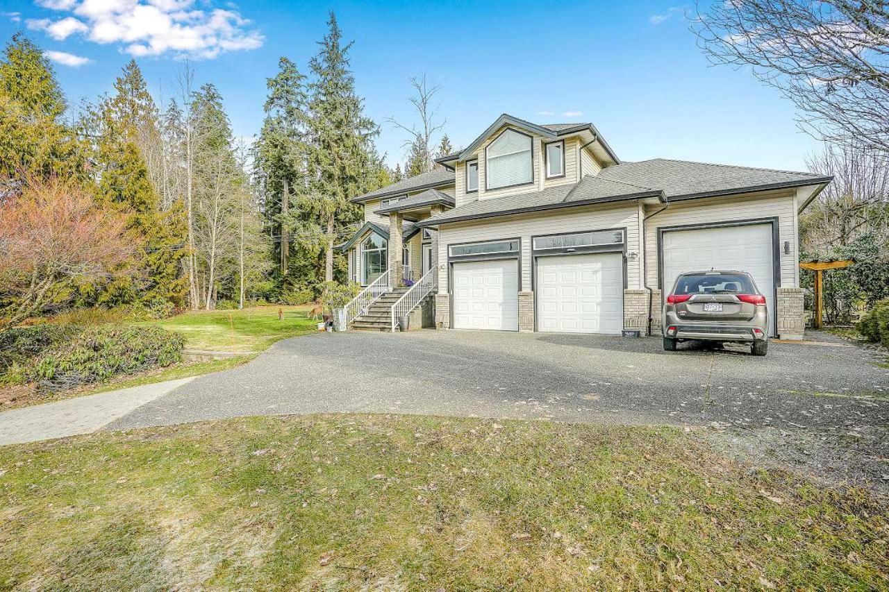 Beautiful 3-Bedroom Suite On 1 Acre Maple Ridge Exterior foto